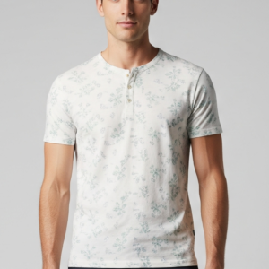Camiseta Henley Masculina Estampa Floral Sutil em Tons de Lavanda e Verde-água