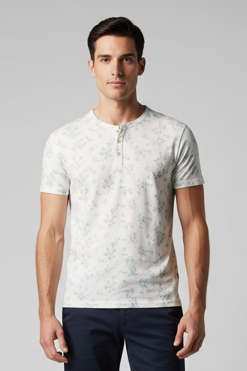 Camiseta Henley Masculina Estampa Floral Sutil em Tons de Lavanda e Verde-água